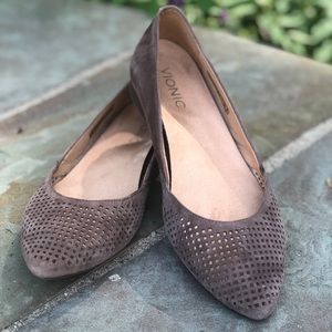 EUC Vionic Taupe Suede Flats, 8.5 US/EUR 40